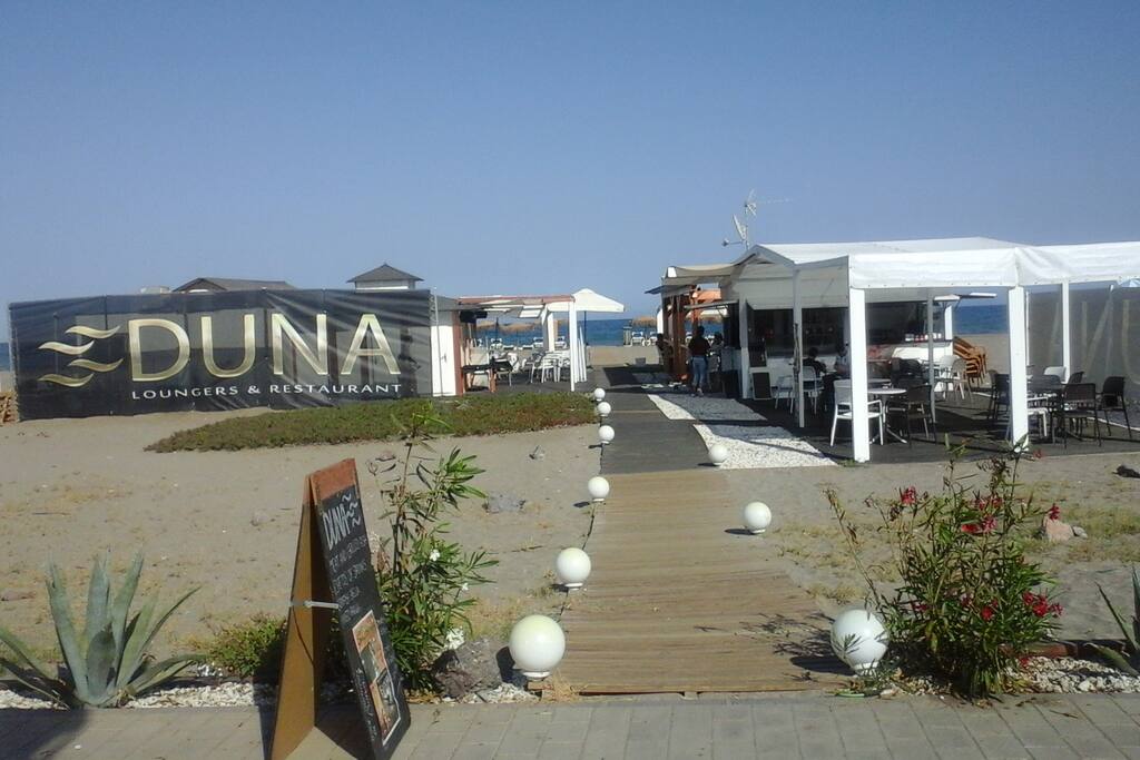 Chiringuitos de playa con oferta variada frente a urbanización