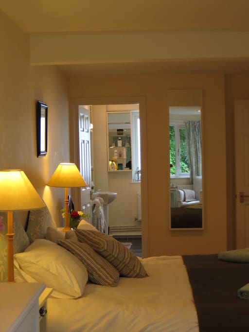 Good sized double bedroom with en-suite bathroom.
