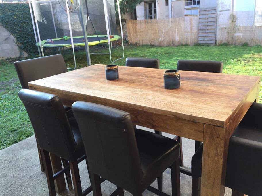Table haute d’extérieur avec 6 chaises