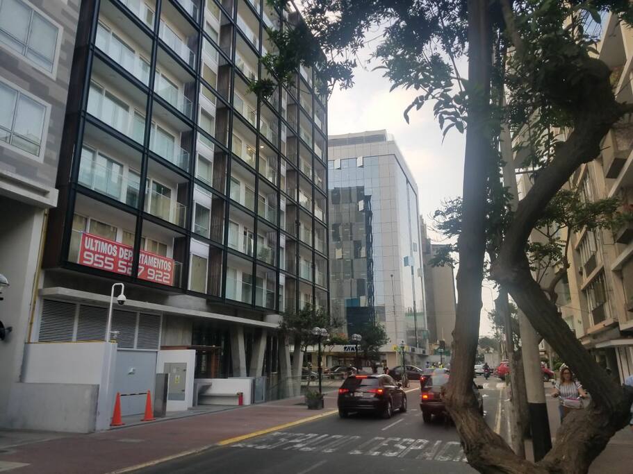 Vista de la Fachada desde la Av. La Paz