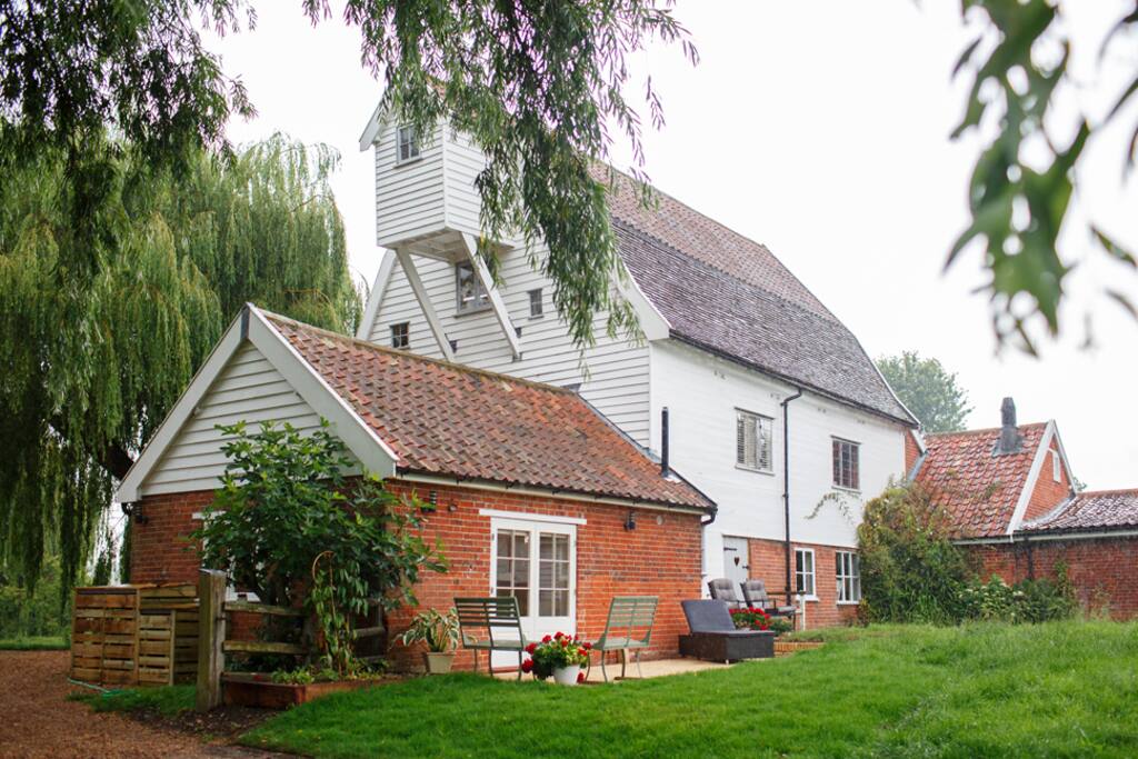 Spacious - spacious cottage renovated to an extremely high standard for our newest holiday home from home - come and enjoy the tranquility in this special area of Letheringham Water Mill