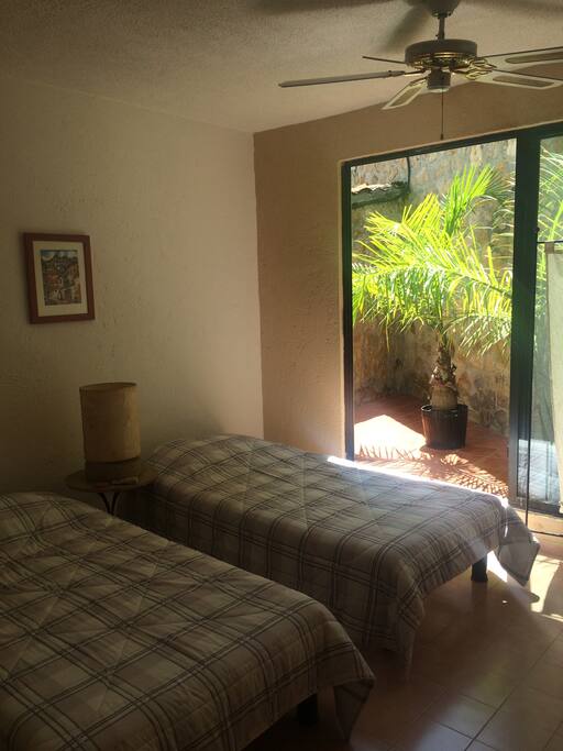 Room w 2 beds