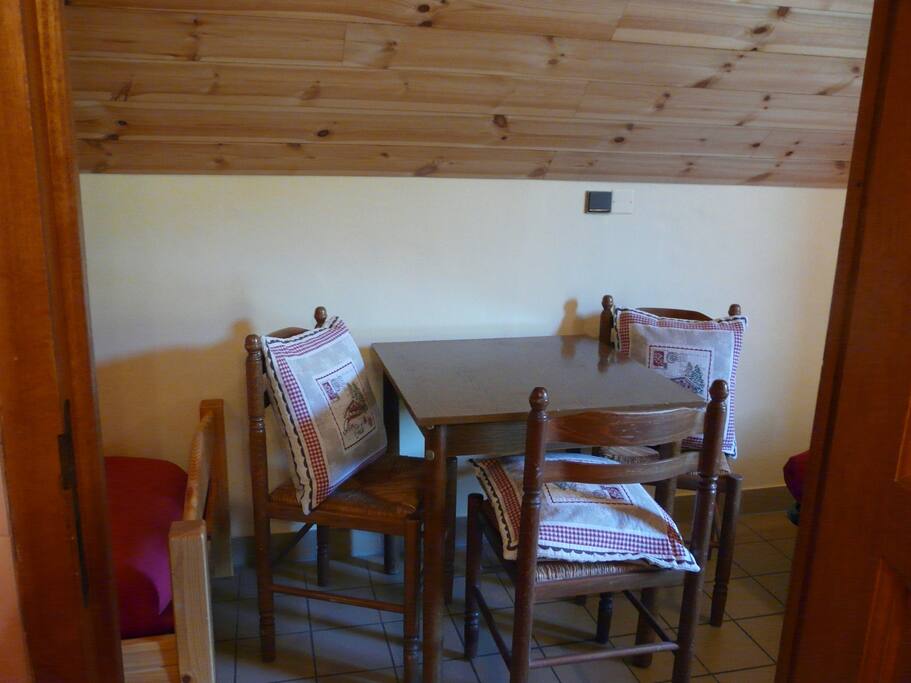 Table et 3 chaises.