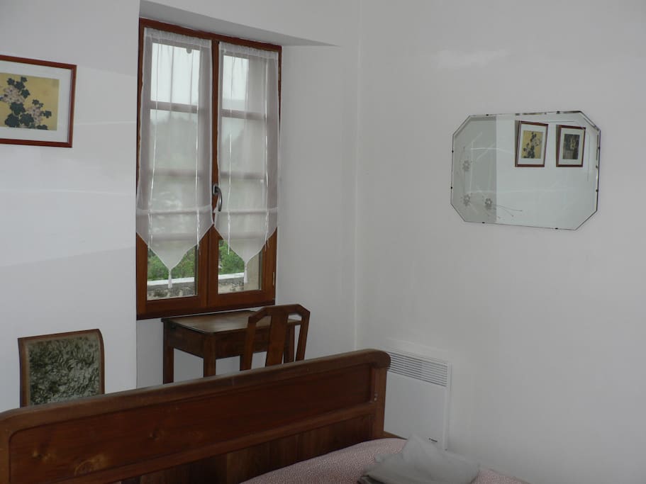 Chambre avec fenêtre donnant sur le jardin et vue sur les Pyrénées