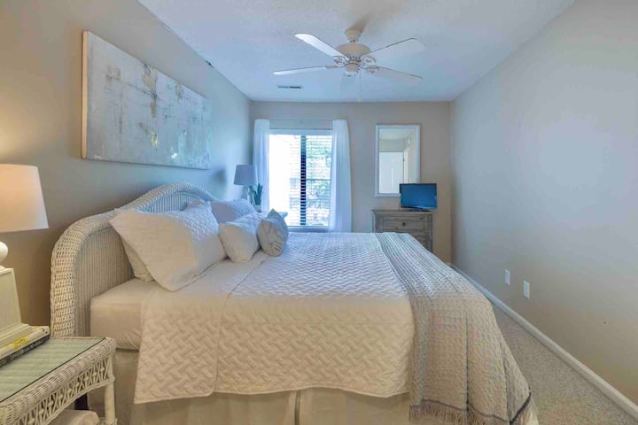 ¡El dormitorio principal secundario también tiene una cama tamaño king, dos armarios y un baño privado!