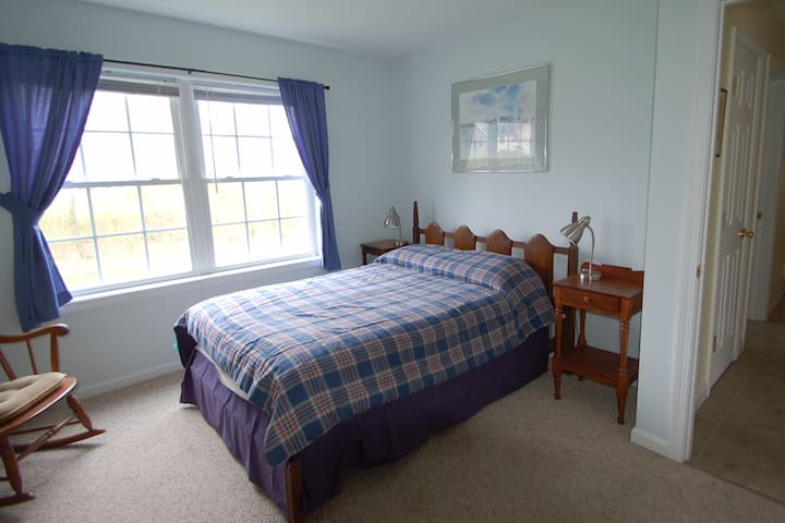 Bračni krevet (širine 125-149 cm), prvi kat, kupaonica s WC-om, jedna vrata niže. Klima-uređaj i veliki ormar. 