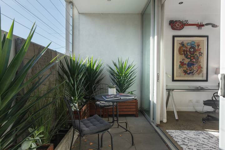 Richmond Japanese-Style Townhouse close to MCG gallery image 4