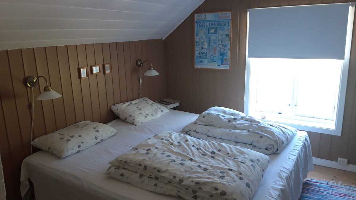 2号卧室一端。双人床