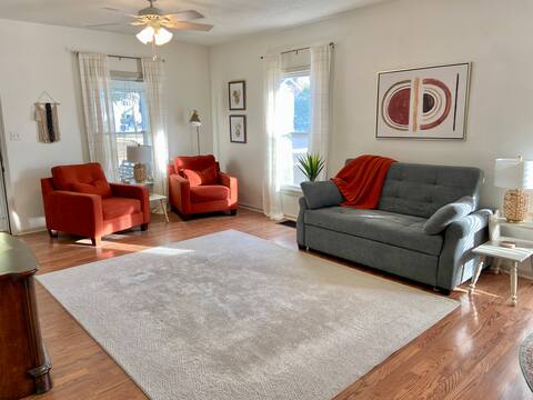 Farmer’s Market Bungalow- fenced yard w/ fire pit