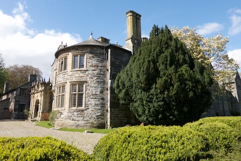 Historic Wern Manor & Bothy - sleeps 15 +4