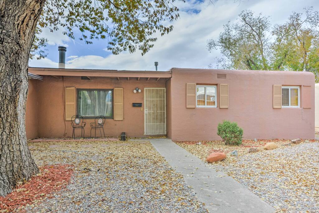 Located in the heart of the city, this home is convenient to several shops and restaurants, along with some of the area's greatest natural attractions!