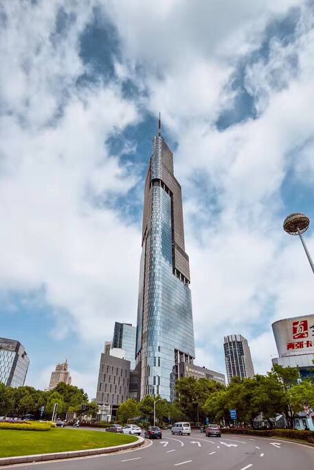 步行10分钟地铁公交一站路即到的鼓楼广场紫峰大厦