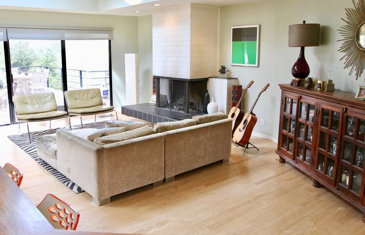 Spacious mid-century modern oasis near the beach gallery image 2