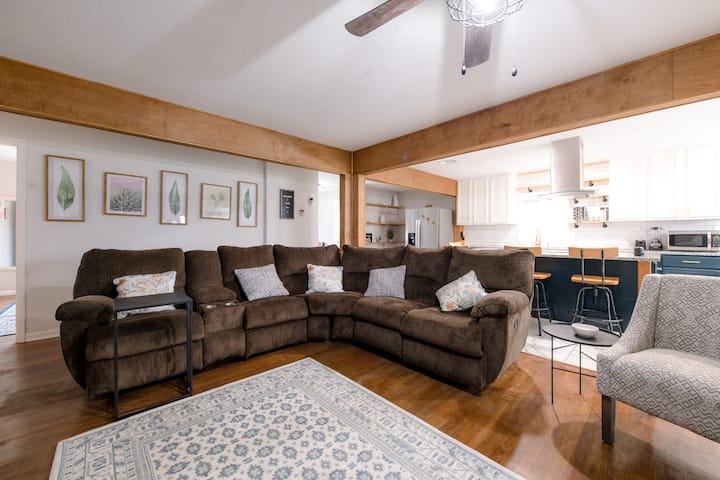 ห้องนั่งเล่นพร้อมที่นั่งกว้างขวาง