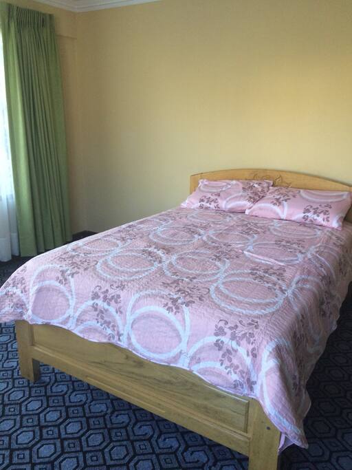 Dormitorio con una cama muy cómoda de dos plazas y un ropero muy amplio.