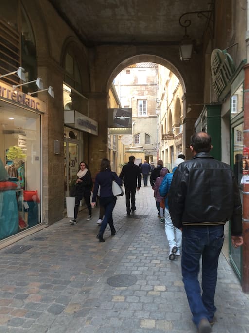 Le passage couvert qui mène du quartier au cours Mirabeau. boutiques branchées et traiteurs gourmets