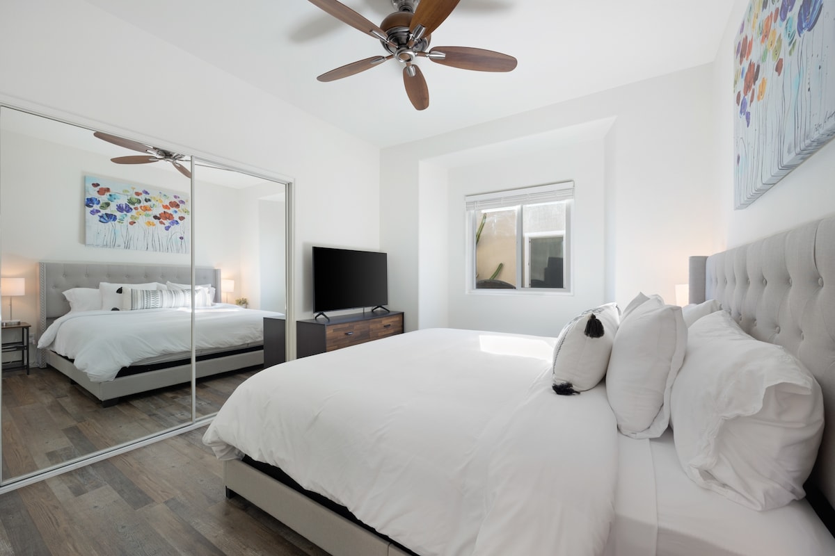 تقع غرفة النوم الرئيسية الثانية على الجناح المقابل من غرف النوم الثلاث الأخرى لمزيد من الخصوصية. يحتوي على حمام داخلي أيضًا. 