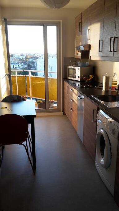 Cuisine donnant sur balcon