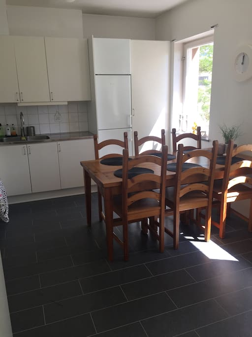 Stort kök med plats för 6 personer.