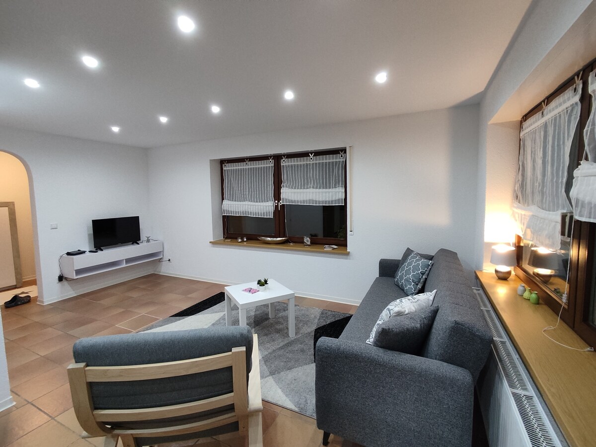 ห้องนั่งเล่นพร้อมเตียงโซฟาเชิญชวนคุณสำหรับช่วงเย็นที่อบอุ่น 