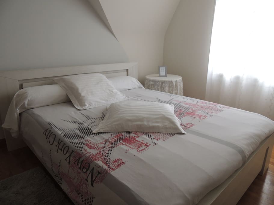 Lit 160 x 200 cm - linge de maison fourni (draps et serviettes)