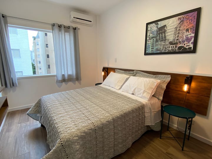 Velika soba s bračnim krevetom,
 krevet i klima-uređaj.