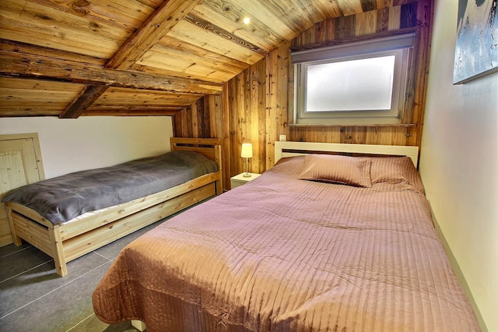 Segunda habitación con cama doble y 1 cama individual
