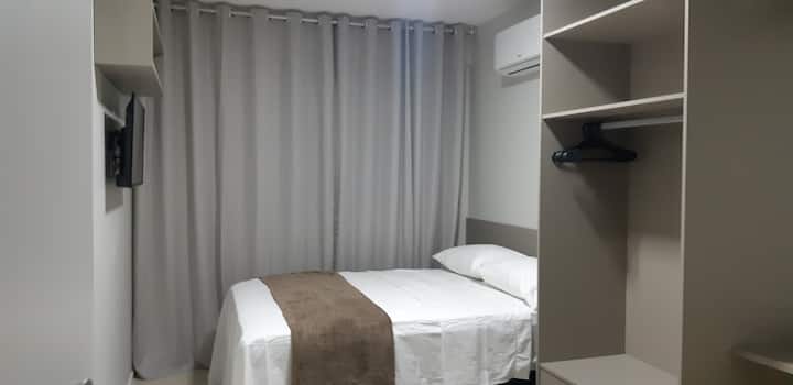 cama de matrimonio y colchón adicional, el dormitorio tiene un escritorio.