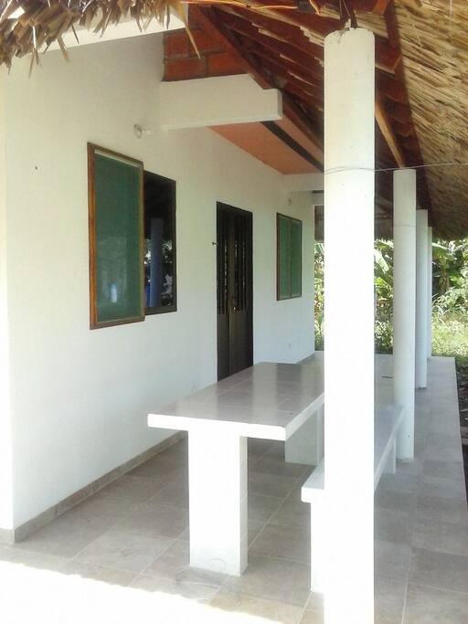 Comedor al aire libre y punto para instalar hamaca