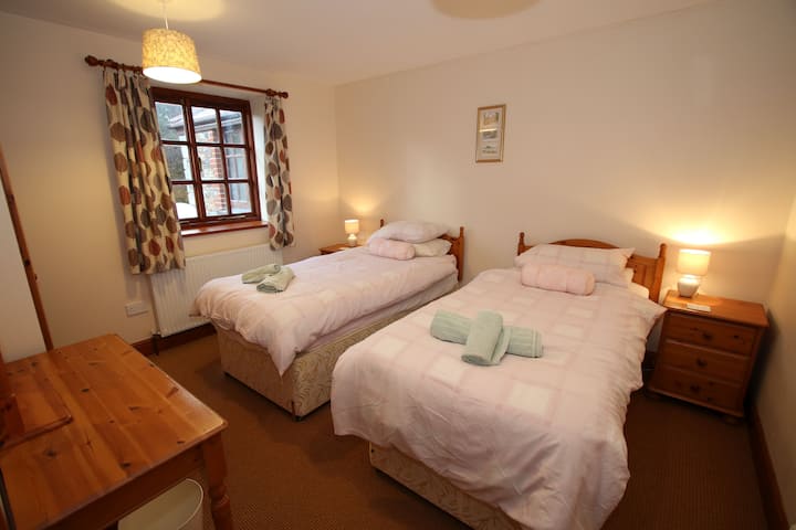 第二间卧室，床可以拼成一张双人床或两张单人床