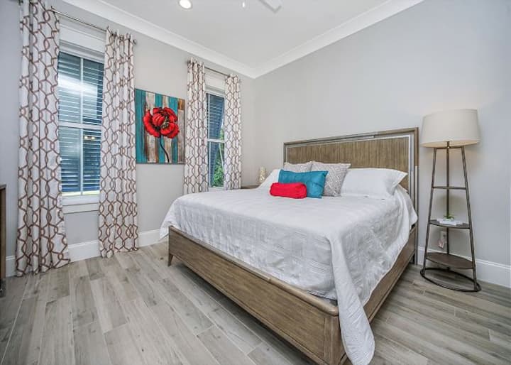 Suite tamaño king (colchón firme) en el nivel principal con baño privado 