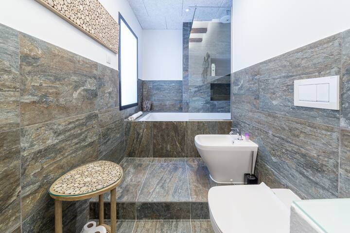 CATHEDRAL LUXURY 2BR, 2BA, BALCONIES, AC, Wifi gallery image 5