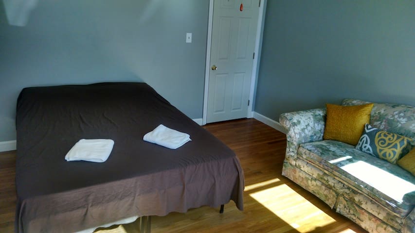 Sunny Room near Airport and Downtown w/Breakfast