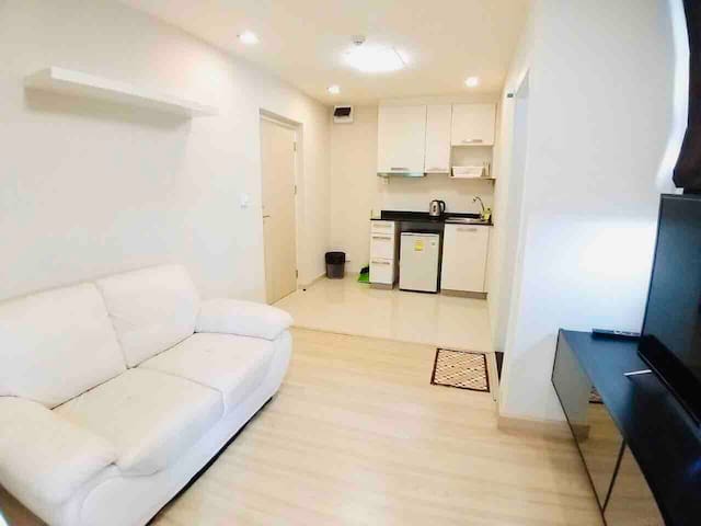 Modern Cozy Living @ 5mins to IMPACT Arena #2