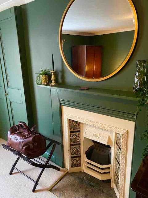 Large & Cosy Country Cottage and Garden, Somerset