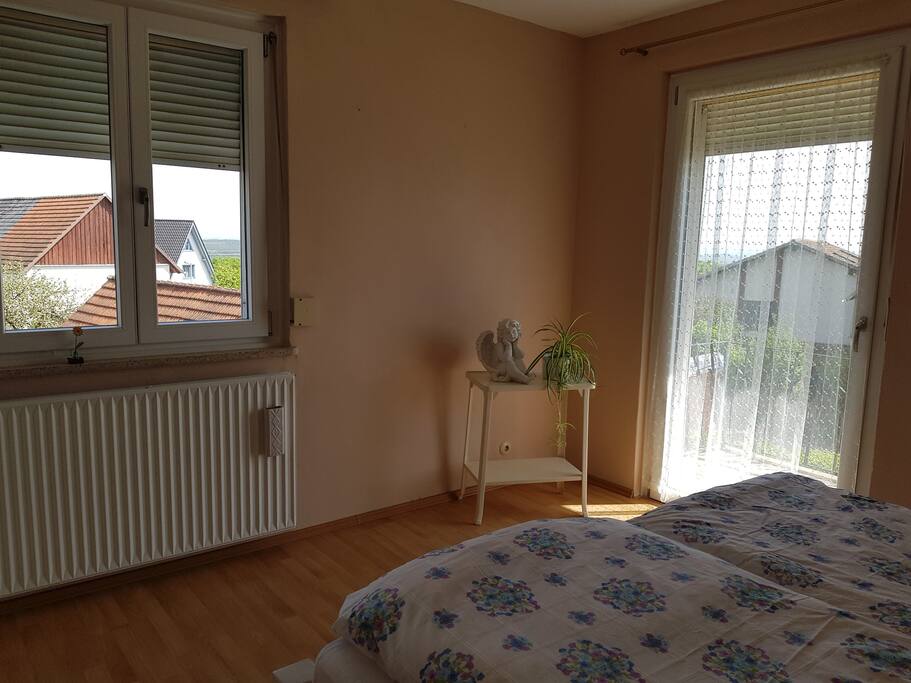 helles Zimmer mit Balkon