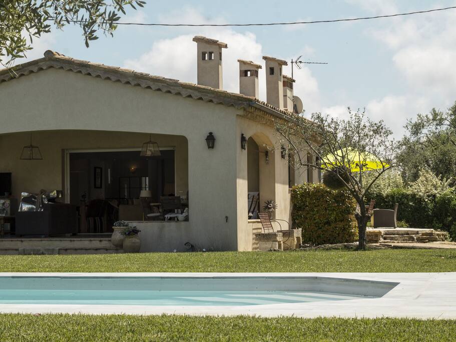 vue villa avec piscine