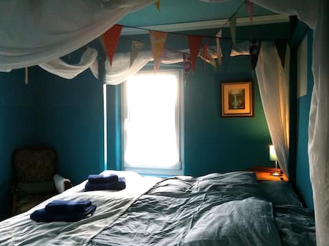 Popular Airbnb listing: Zschinrstein apartment: fireplace, four-poster bed, hanging chair in Sächsische Schweiz Osterzgebirge
