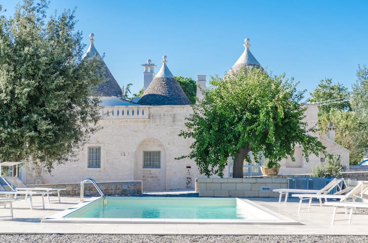 Fantastic Trulli Masseria with pool & big kitchen