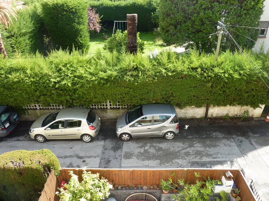 Une rue très calme avec stationnement gratuit