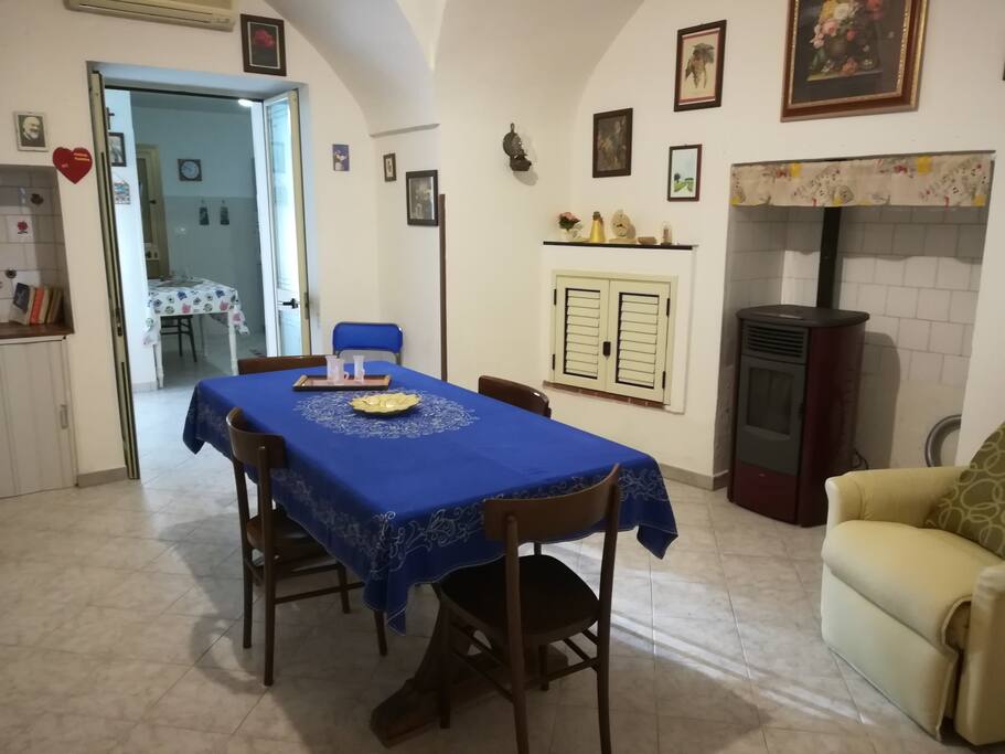 Stanza centrale con tavolo e tv