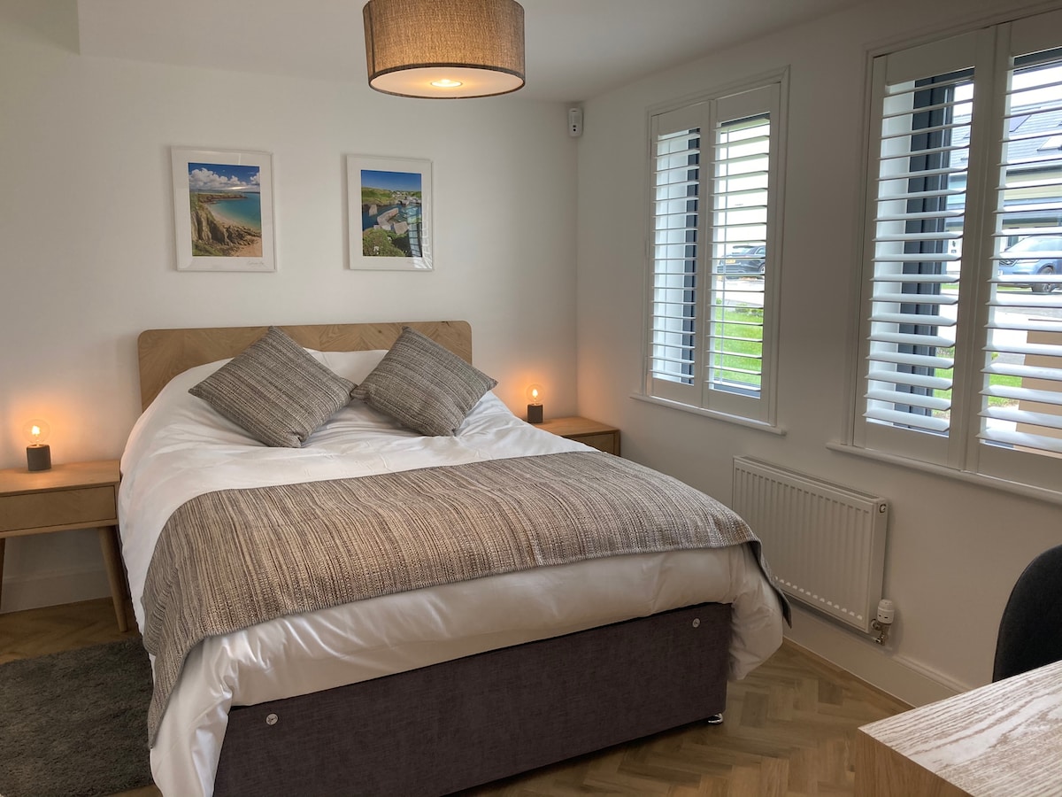 חדר שינה 2 עם שולחן הלבשה, ארונות בגדים מצוידים וסוויטה 