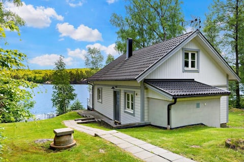 Unique lake location with your own dock in fantastic nature!