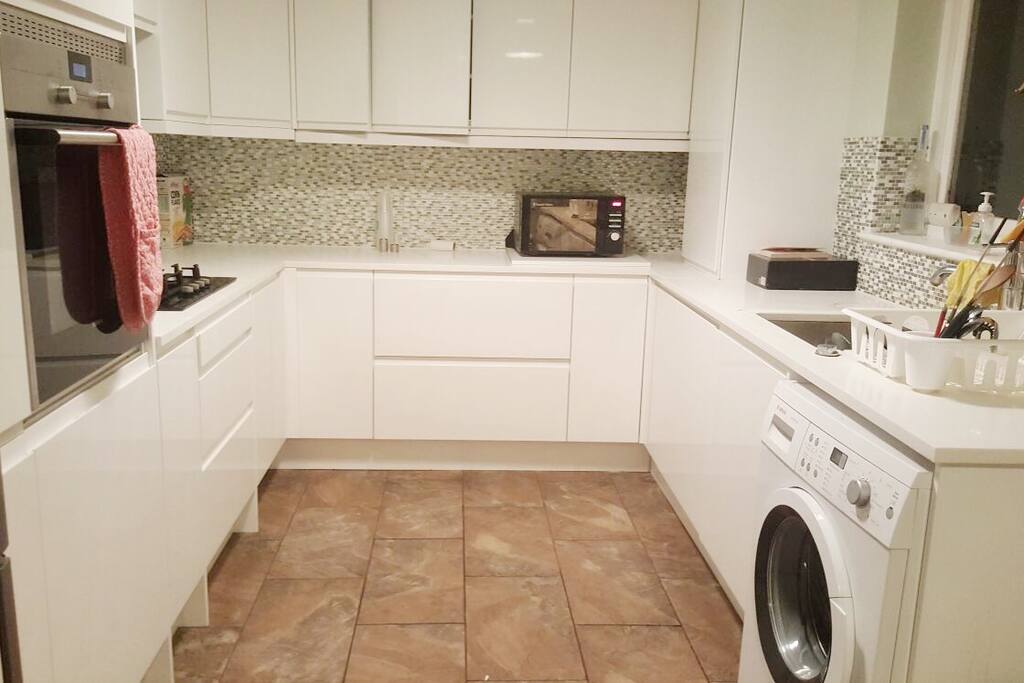 Shared kitchen. Utensils and pots provided