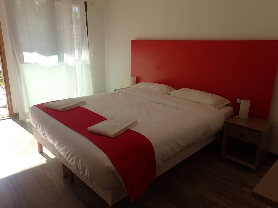 CHAMBRE LIT QUEEN SIZE