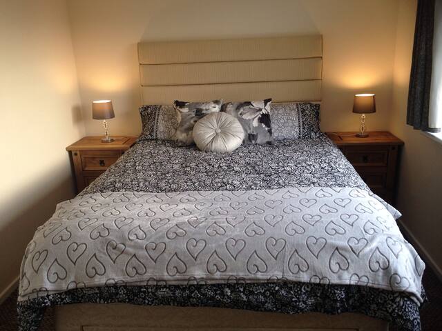 Bright and cosy home in quiet Old Stratford, MK.