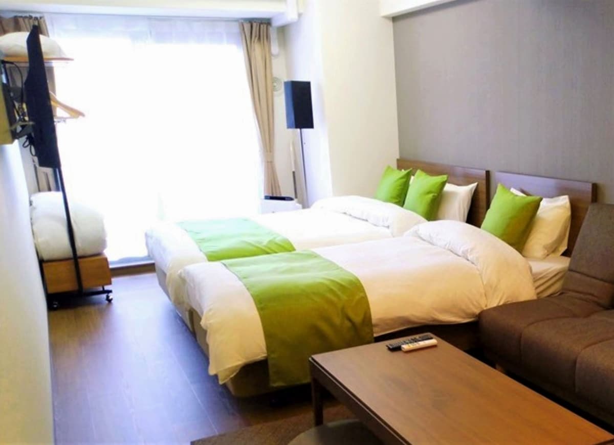 1张双人床
1张单人床
1张单人沙发床
低表

1张双人床1张
单人床
1张单人沙发床
低桌

1 張雙人床
1 張單人床
1 張單人沙發床
矮桌