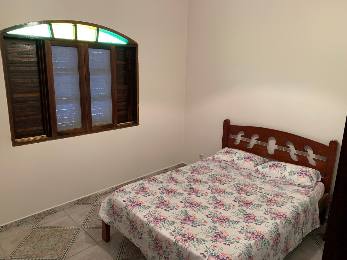 2号卧室配有双人床、床头柜和吊扇。

可以提供额外的单人床，配合……