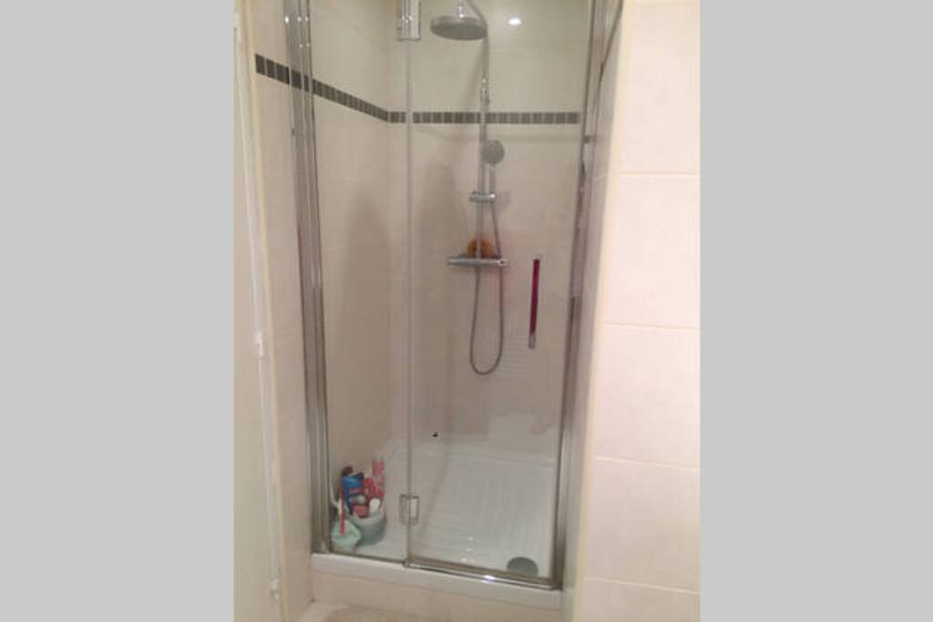 Grande douche avec ventilation