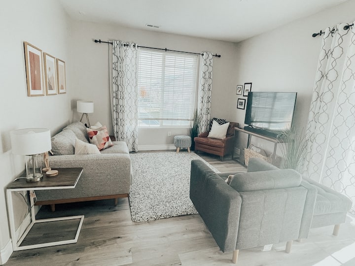 Spacious 2br Townhome W/ King Bed & Master Suite. - Vineyard, UT